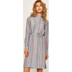 Calvin Klein - Sukienka. Niebieskie sukienki damskie Calvin Klein, na co dzień, bez wzorów, z wiskozy, casualowe, bez kołnierzyka, z długim rękawem, długie, midi, proste. W wyprzedaży za 399,90 zł.