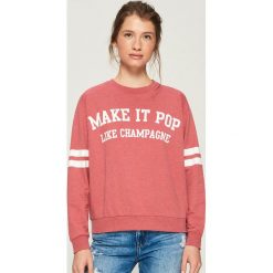 Dzianinowa bluza z nadrukiem - Pomarańczo. Pomarańczowe bluzy z nadrukiem damskie Sinsay, s, z dzianiny. Za 29,99 zł.