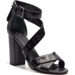 Sandały Guess Korra2 FL6KOR LEA03. Czarne klapki damskie Guess, z aplikacjami, bez obcasa. W wyprzedaży za 339,00 zł.