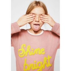 Mango Kids - Sweter dziecięcy Melon 110-164 cm. Różowe swetry dziewczęce marki Mango Kids, z dzianiny, z okrągłym kołnierzem. W wyprzedaży za 49,90 zł.