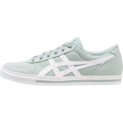 Asics Tiger AARON Tenisówki i Trampki blue surf/white. Niebieskie trampki męskie Asics Tiger, z tworzywa sztucznego. W wyprzedaży za 242,10 zł.