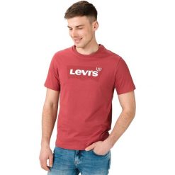 Levi's Housemark Graphic Koszulka Czerwony. Czerwone podkoszulki męskie Levi's®, s, z nadrukiem, z bawełny, bez kołnierzyka, krótkie. Za 137,95 zł.