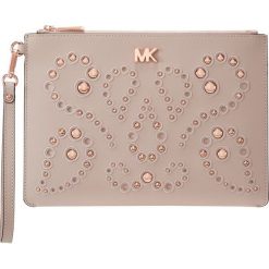 MICHAEL Michael Kors ZIP POUCH Kopertówka soft pink. Różowe kopertówki damskie marki MICHAEL Michael Kors, bez wzorów, bez dodatków. Za 529,00 zł.