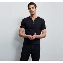 T-shirt z guzikami przy dekolcie - Czarny. Czarne t-shirty męskie Reserved, s, bez wzorów, bez kołnierzyka. W wyprzedaży za 25,99 zł.