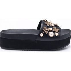 Steve Madden - Klapki. Czarne klapki damskie marki Steve Madden, z materiału, na obcasie. W wyprzedaży za 319,90 zł.