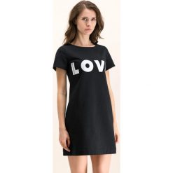 Sukienka codzienna LOVE MOSCHINO W592907E 2117. Szare sukienki damskie Love Moschino, na co dzień, bez wzorów, z elastanu, bez kołnierzyka, bez rękawów, proste. W wyprzedaży za 339,00 zł.