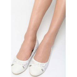 Białe Balerinki One Desire. Białe baleriny damskie lakierowane Born2be, ze skóry, na płaskiej podeszwie. Za 44,99 zł.