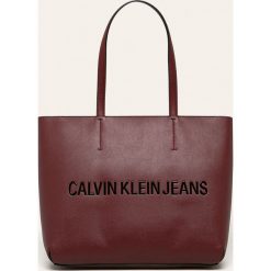 Calvin Klein Jeans - Torebka. Czarne torebki klasyczne damskie Calvin Klein Jeans, z nadrukiem, z jeansu, casualowe, na ramię, duże, z nadrukiem, bez dodatków. W wyprzedaży za 359,90 zł.