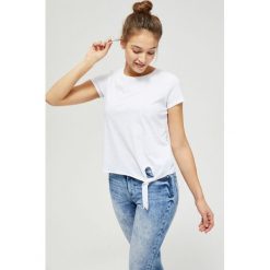 T-shirt z wiązaniem. Białe bluzki damskie Moodo, s, bez wzorów, z bawełny, klasyczne, z okrągłym kołnierzem, z krótkim rękawem. Za 25,99 zł.