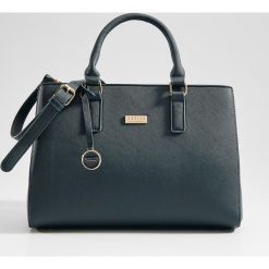 Torebka city bag z brelokiem - Turkusowy. Niebieskie torebki klasyczne damskie marki Mohito, bez wzorów, z breloczkiem. Za 129,99 zł.