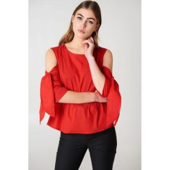 NA-KD Top z ozdobnym wycięciem - Red. Czerwone topy damskie NA-KD, bez wzorów, z bawełny, bez kołnierzyka. W wyprzedaży za 20,47 zł.