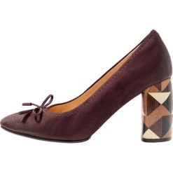 Clarks GRACE NINA Czółenka aubergine. Czerwone czółenka damskie marki Clarks, ze skóry. Za 499,00 zł.