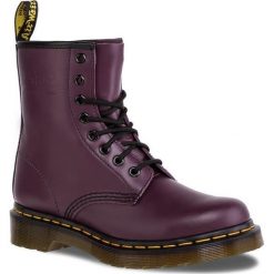 Glany DR. MARTENS - 1460 10072501/11821500 Purple. Fioletowe glany damskie Dr. Martens, ze skóry, bez obcasa, bez zapięcia. W wyprzedaży za 479,00 zł.