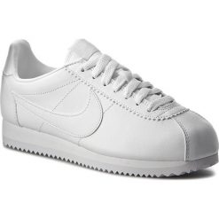Buty NIKE - Classic Cortez Leather 807471 102 White/White. Białe buty sportowe damskie Nike, bez wzorów, ze skóry ekologicznej, bez obcasa, na płaskiej podeszwie, bez zapięcia. W wyprzedaży za 339,00 zł.