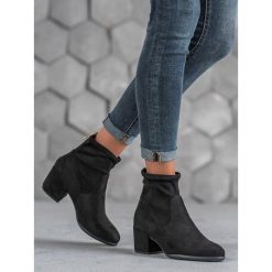 Stylowe botki na suwak. Botki damskie SHELOVET, z zamszu, eleganckie, bez obcasa, bez zapięcia. Za 79,00 zł.