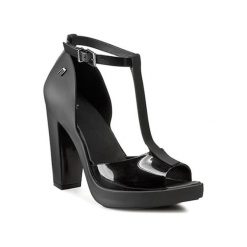 Sandały w kolorze czarnym. Czarne sandały damskie Melissa, Pepe Jeans, bez wzorów, z okrągłym noskiem, bez obcasa, ze sprzączką. W wyprzedaży za 299,95 zł.