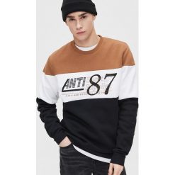 Bluza z nadrukiem - Czarny. Czarne bluzy damskie Cropp, s, z nadrukiem, bez kołnierzyka, bez rękawów, bez kaptura. Za 79,99 zł.