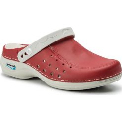 Klapki NURSING CARE - Berlin WG4AP17 Vermelho/Red. Czerwone klapki damskie Nursing Care, bez wzorów, ze skóry ekologicznej, bez obcasa. W wyprzedaży za 239,00 zł.