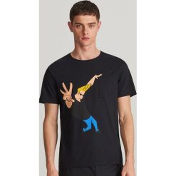 T-shirt Johnny Bravo - Czarny. Czarne t-shirty męskie Reserved, s, bez wzorów, bez kołnierzyka. Za 49,99 zł.