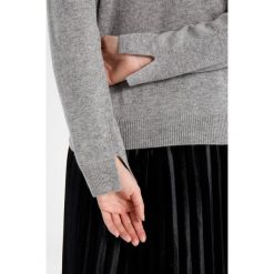 Swetry klasyczne damskie: YUMA Sweter grey melange