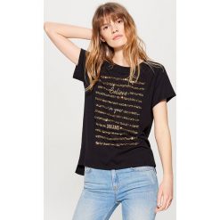 T-shirty damskie: Koszulka z napisem i cekinową aplikacją – Czarny