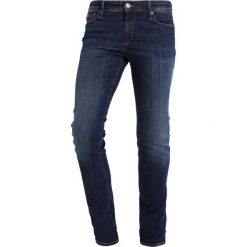 Tommy Jeans SKINNY SIMON Jeans Skinny Fit dynamic true dark. Niebieskie jeansy męskie relaxed fit marki Tommy Jeans. W wyprzedaży za 521,55 zł.
