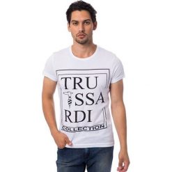 Trussardi koszulka męska XL biała. Białe koszulki męskie Trussardi, xl, z nadrukiem, bez kołnierzyka, bez rękawów. W wyprzedaży za 239,00 zł.