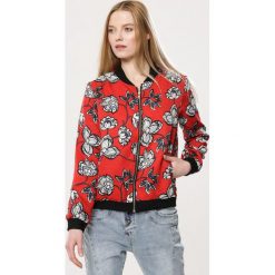 Czerwona Bomberka Cushion. Czerwone kurtki damskie Born2be, s, bez wzorów, z tkaniny, bez kaptura. Za 79,99 zł.