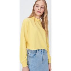 Bluza z dekoltem typu turtle neck - Żółty. Żółte bluzy damskie Sinsay, s, bez wzorów, bez rękawów, bez kaptura. W wyprzedaży za 25,99 zł.