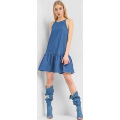 Trapezowa sukienka z denimu. Niebieskie sukienki damskie Orsay, na co dzień, bez wzorów, z bawełny, bez kołnierzyka, bez rękawów, trapezowe. Za 119,99 zł.