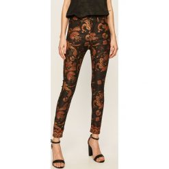 Desigual - Spodnie. Czarne spodnie damskie Desigual, bez wzorów, z elastanu. W wyprzedaży za 279,90 zł.