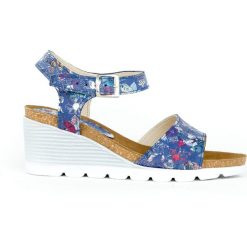 Sandałki - skóra naturalna - model 346 - kolor niebieskie kwiaty. Niebieskie sandały damskie Zapato, w kwiaty, ze skóry, bez obcasa, bez zapięcia. W wyprzedaży za 149,00 zł.