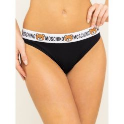 Figi klasyczne Moschino Underwear & Swim A4715 9003. Czarne figi damskie Moschino Underwear & Swim, bez wzorów, z elastanu. W wyprzedaży za 149,00 zł.