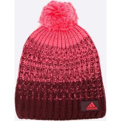 Adidas Performance - Czapka. Czerwone czapki zimowe damskie marki adidas Performance, z dzianiny. W wyprzedaży za 49,90 zł.