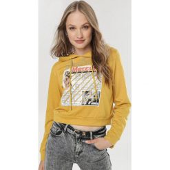 Żółta Bluza Thelnassa. Żółte bluzy damskie Born2be, s, bez wzorów, bez rękawów, z kapturem. W wyprzedaży za 59,99 zł.