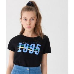 T-shirt z nadrukiem 1995 - Czarny. Czarne t-shirty damskie House, s, z nadrukiem, bez kołnierzyka. W wyprzedaży za 15,99 zł.
