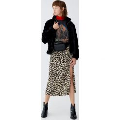 Futrzana kurtka na suwak. Czarne kurtki damskie marki Pull&Bear, z futra. Za 139,00 zł.