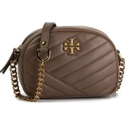 Torebka TORY BURCH - Kira Chevron Small Camera Bag 60227 Classic Taupe 250. Pomarańczowe listonoszki damskie Tory Burch, bez wzorów, ze skóry, bez dodatków. Za 1599,00 zł.