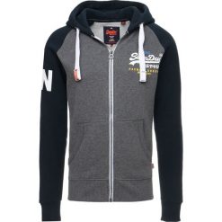 Superdry RAGLAN ZIPHOOD Bluza rozpinana three pointer navy. Niebieskie kardigany męskie Superdry, m, z bawełny. W wyprzedaży za 350,10 zł.