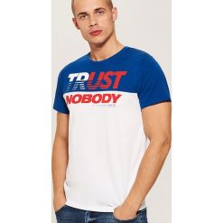 T-shirt z napisem - Niebieski. Niebieskie t-shirty męskie House, l, z napisami. Za 39,99 zł.