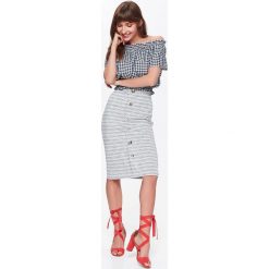 BLUZKA DAMSKA Z ODKRYTYMI RAMIONAMI W KRATĘ. Szare bluzki z odkrytymi ramionami marki Top Secret, eleganckie. Za 39,99 zł.