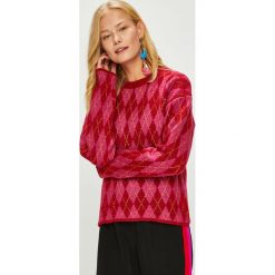 Trendyol - Sweter. Fioletowe swetry damskie Trendyol, s, z nadrukiem, z dzianiny, z krótkim rękawem, krótkie, bez kaptura. W wyprzedaży za 49,90 zł.