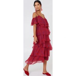 NA-KD Boho Sukienka midi z wycięciami na ramionach - Red. Czerwone sukienki damskie marki NA-KD Boho, bez wzorów, z poliesteru, boho, bez kołnierzyka, bez rękawów, midi, z odkrytymi ramionami. W wyprzedaży za 97,18 zł.