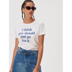 Bawełniany t-shirt z nadrukiem - Biały. Białe t-shirty damskie Sinsay, s, z nadrukiem, z bawełny, bez kołnierzyka. W wyprzedaży za 14,99 zł.