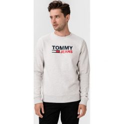Tommy Jeans Bluza Szary. Szare bluzy męskie Tommy Jeans, l, z nadrukiem, z bawełny, bez kołnierzyka, bez rękawów, bez kaptura. Za 428,95 zł.