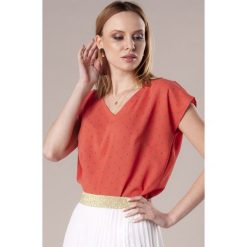 Bluzka w kropki z dekoltem w serek. Bluzki damskie Made in Poland, bez wzorów, z poliesteru, z dekoltem w serek, bez rękawów. Za 89,00 zł.