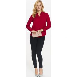 KOSZULA ROZPINANA Z DŁUGIM RĘKAWEM. Czerwone koszule body damskie marki Top Secret, na zimę, eleganckie. W wyprzedaży za 39,99 zł.