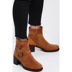 Camelowe Botki Sabrina. Brązowe botki damskie Inny, na zimę, z okrągłym noskiem, za kostkę, na wysokim obcasie, na obcasie, z paskami. Za 119,99 zł.