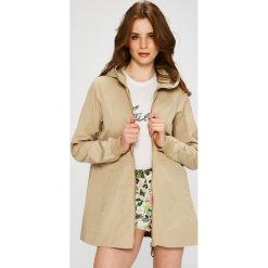 Guess Jeans - Parka. Brązowe kurtki damskie marki Guess Jeans, s, z aplikacjami, z bawełny, długie, z kapturem. W wyprzedaży za 559,90 zł.
