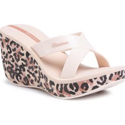 Klapki IPANEMA - Lipstick Straps VI Fem 82856 Beige/Beige 20354. Brązowe klapki damskie Ipanema, bez wzorów, z tworzywa sztucznego, bez obcasa, na obcasie. W wyprzedaży za 119,00 zł.